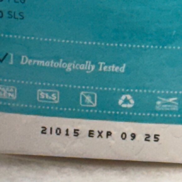 Lavido - Natural 2-in-1 Purifying Facial Mask + Exfoliator | Purify, Refresh - Picture 2 of 6